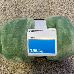 BRAND NEW GREEN TARGET BLANKET